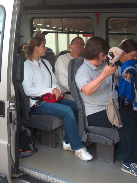 Einfahrt mit Fanclub