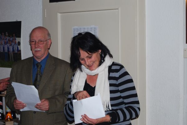 Annamarie Ehresheim pr�ft ob auch wirklich was drin ist