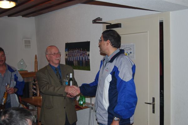 Peter Weiss holt den Gruppensieger f�r die Talsch�tzen Sulz ab