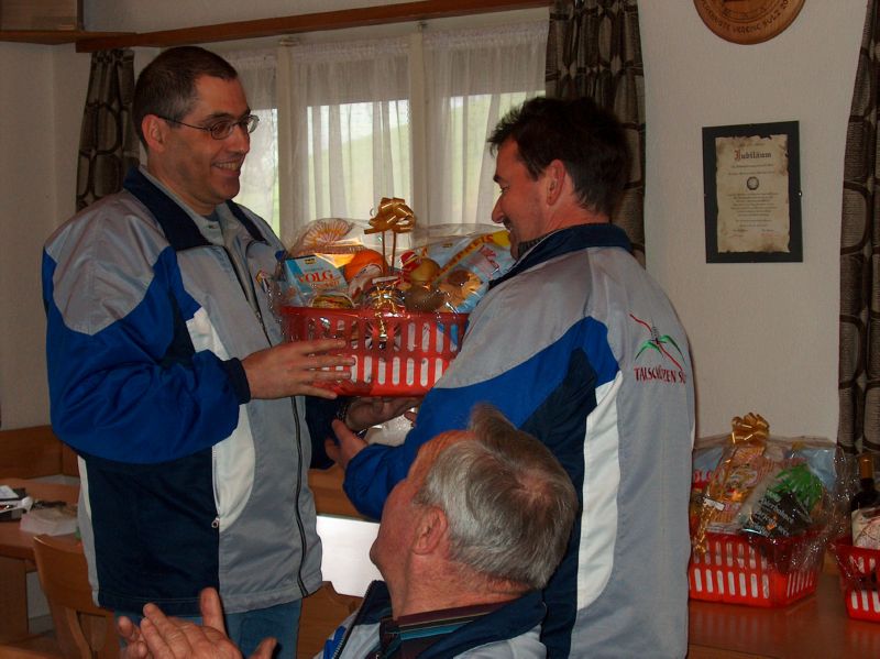 unser Pr�si  freut sich wie ein Spatz aufs K�rbli; kein Wunder bei den guten Resultaten und den vielen 10er in den Probesch�ssen!