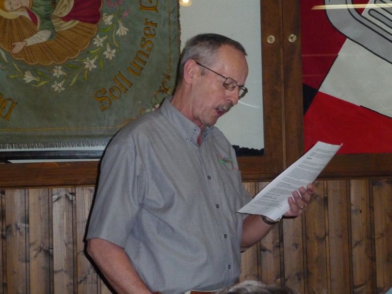 Franz beim rapportieren vom 50m Bericht