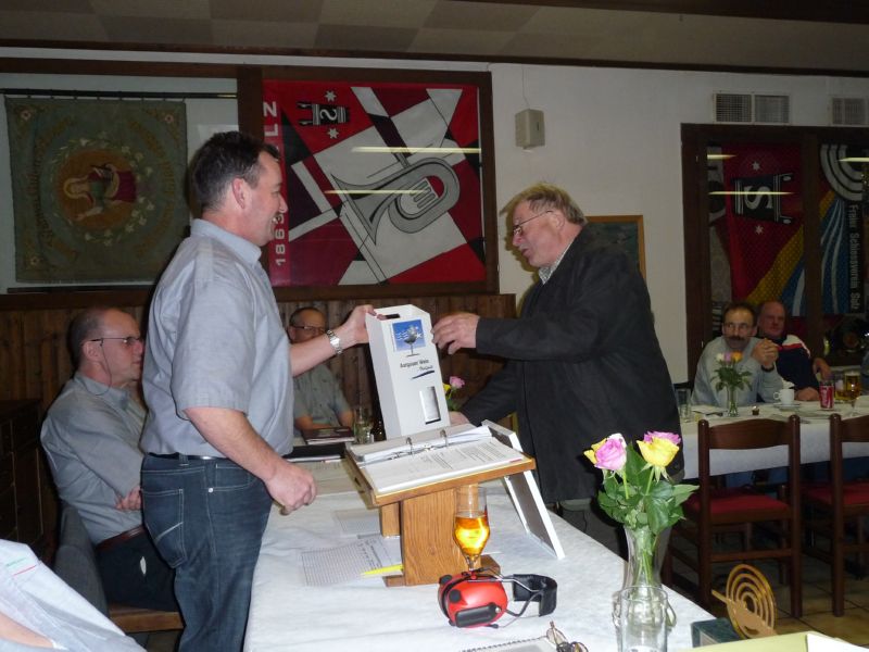 Fritz erh�lt ein Pr�sent f�r sein geschossenes Reh