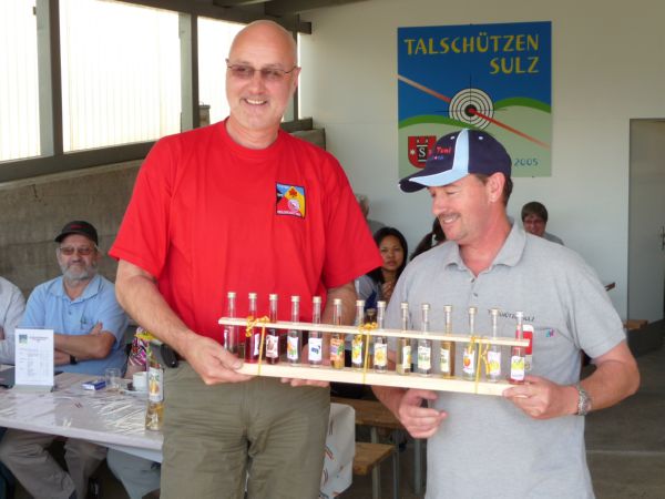 und auch gleich noch den Schnaps zum verdauen dazu; genug f�r Alle!