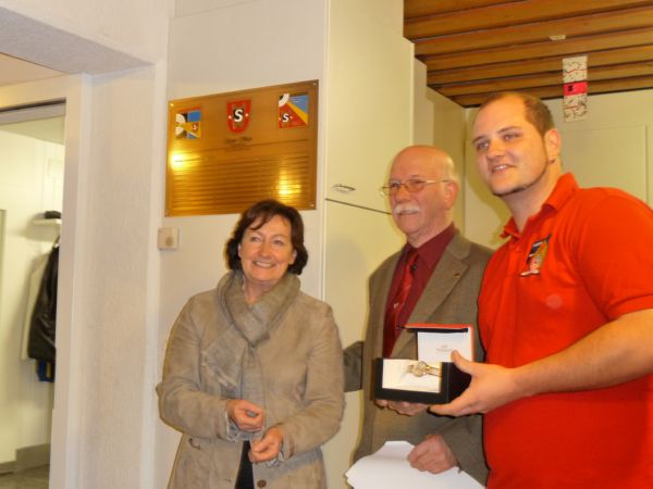 Nationalr�tin Silvia Fl�ckiger �bergibt den 1. Preis an B�hler Ruwen aus Kaisten