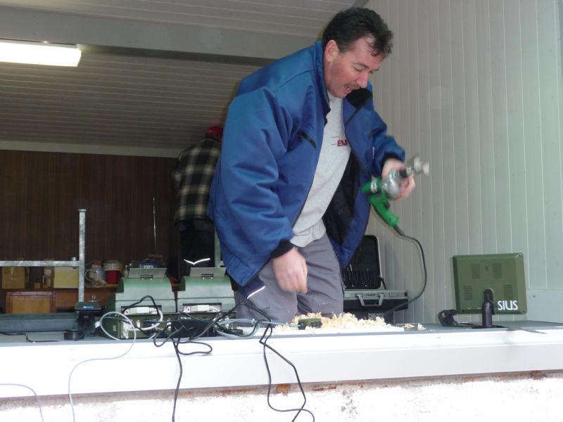 und dann fixiert/gebohrt werden: Dank em Pr�si stimmt es