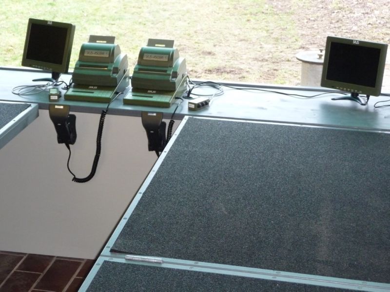 L�ger mit Drucker und Monitoren